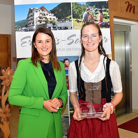 Arbeits- und Jugendlandesrätin Astrid Mair gratulierte Selina Karin Narr zum "Lehrling des Monats Juli 2025" in ihrem Betrieb in See.