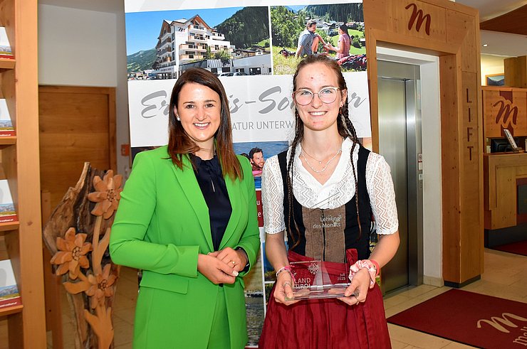 Arbeits- und Jugendlandesrätin Astrid Mair gratulierte Selina Karin Narr zum "Lehrling des Monats Juli 2025" in ihrem Betrieb in See.