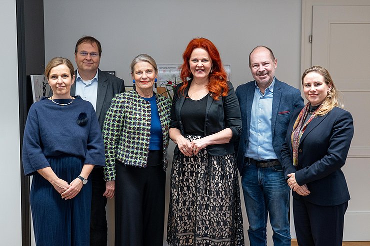 © Land Tirol/Neuner V. l.: Stefanie Lair (Vizepräsidentin Apothekerkammer Tirol), Walter Marschitz (Kammeramtsdirektor Österreichische Apothekerkammer), Ulrike Mursch-Edlmayr (Präsidentin Österreichische Apothekerkammer), LRin Cornelia Hagele, Matthias König-Mitterhauser (Präsident Apothekerkammer Tirol), Elisabeth Zimmerer (stv. Kammeramtsdirektorin Österreichische Apothekerkammer).