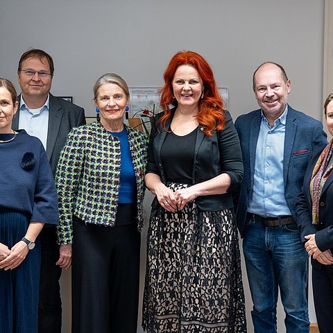 V. l.: Stefanie Lair (Vizepräsidentin Apothekerkammer Tirol), Walter Marschitz (Kammeramtsdirektor Österreichische Apothekerkammer), Ulrike Mursch-Edlmayr (Präsidentin Österreichische Apothekerkammer), LRin Cornelia Hagele, Matthias König-Mitterhauser (Präsident Apothekerkammer Tirol), Elisabeth Zimmerer (stv. Kammeramtsdirektorin Österreichische Apothekerkammer).