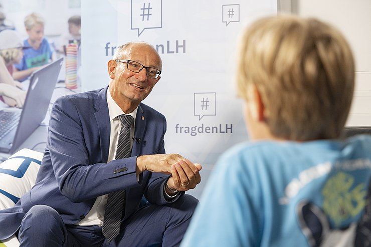 © Land Tirol/Die Fotografen LH Mattle erzählt den Kindern über seine ersten Programmierversuche