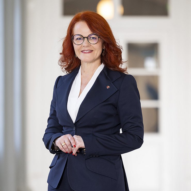 Portraitfoto von Landesrätin Cornelia Hagele im Landhaus