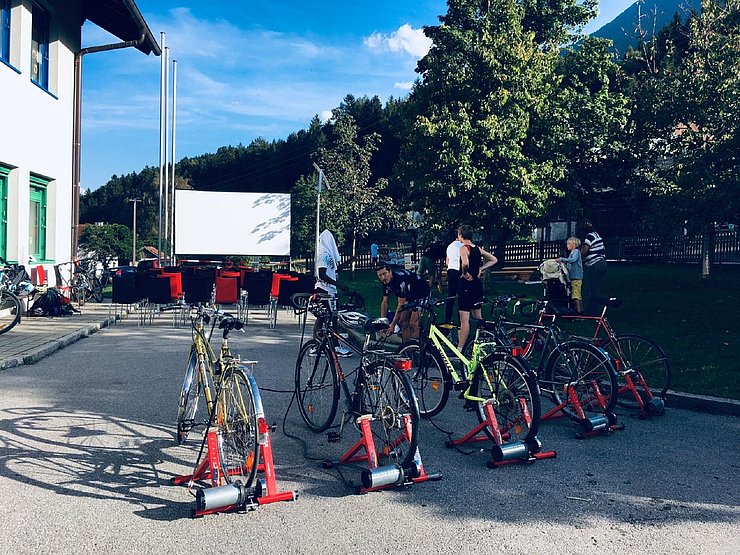Openair-Kino und Räder zur Stromerzeugung