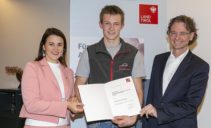 V. li. bei der Auszeichnungsfeier LRin Astrid Mair, Lehrling Roman Erharter aus Hopfgarten im Brixental (Lehrberuf Land- und Baumaschinentechnik - Schwerpunkt Landmaschinen, 2. Jahr) und Christian Pletzer (Bezirksstellenleiter Kitzbühel der Arbeiterkammer Tirol).