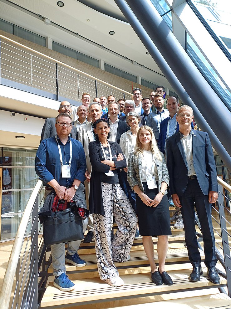 Gruppenfoto - Personen auf Stiege stehend