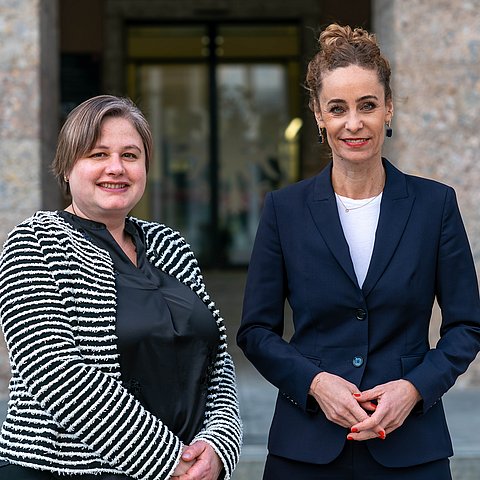 Personen stehen nebeneinander