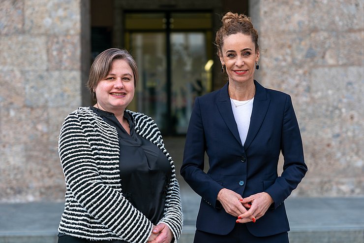 Personen stehen nebeneinander