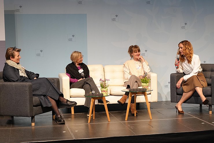 © Land Tirol/Dorfmann TeilnehmerInnen sitzen auf Couchstühlen im Halbkreis