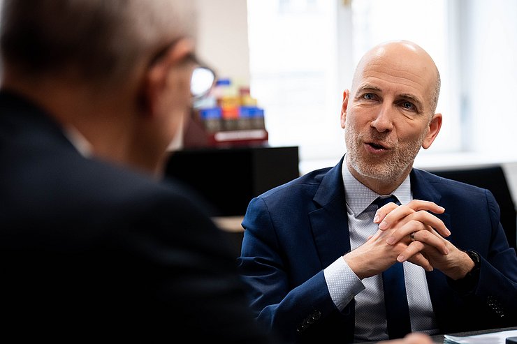 LH Mattle am Tisch sitzend mit BM Kocher