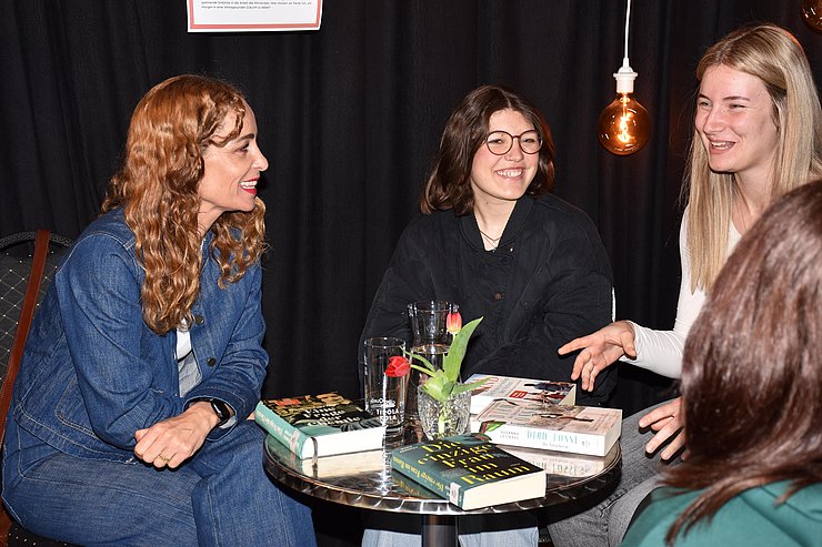 © Land Tirol/Dorfmann LRin Pawlata im Gespräch mit zwei Schülerinnen