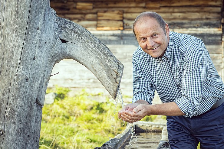 LHStv Josef Geisler setzt auf ein zukunftsfähiges Wassermanagement. Das Rückgrat der Wasserversorgung in Tirol sind Quellen. 