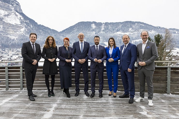 © Land Tirol/Sedlak Kamen zur zweitägigen Klausur in Bad Häring zusammen (v.li.): LR René Zumtobel, LRin Eva Pawlata, LRin Cornelia Hagele, LH Anton Mattle, LHStv Georg Dornauer, LRin Astrid Mair, LHStv Josef Geisler und LR Mario Gerber.