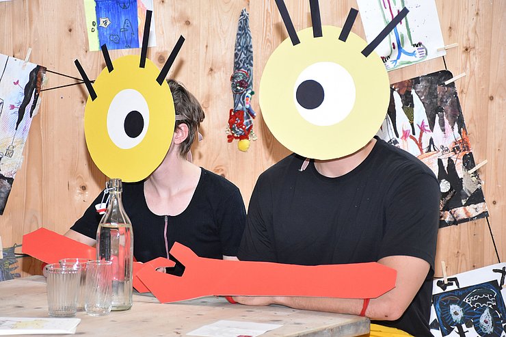 © Land Tirol/Sidon Zwei Personen, die das Logo bestehend aus zwei Augen nachstellen.