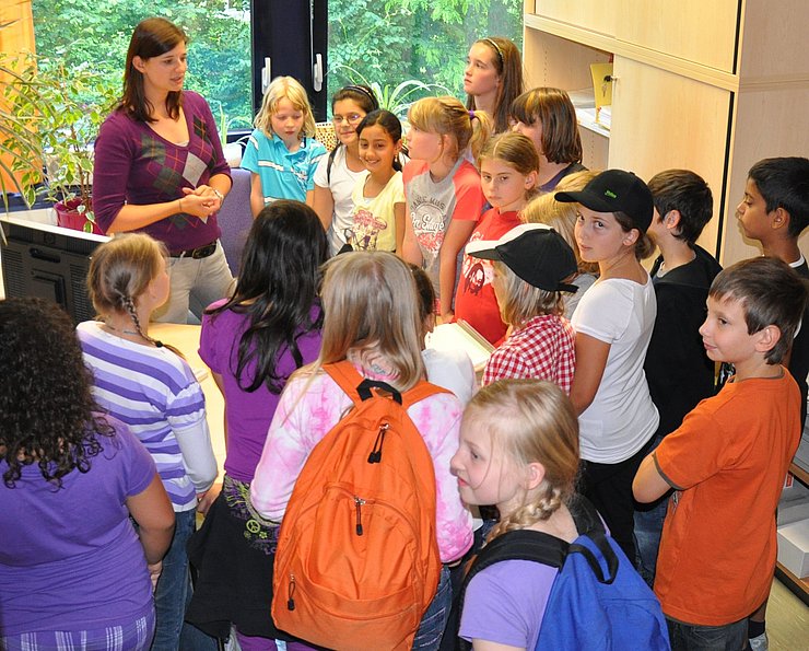 Mag. (FH) Pia Mayr erklärt den interessierten Schülerinnen und Schülern den Ablauf eines Verkehrsstrafverfahrens (c) BH Kufstein