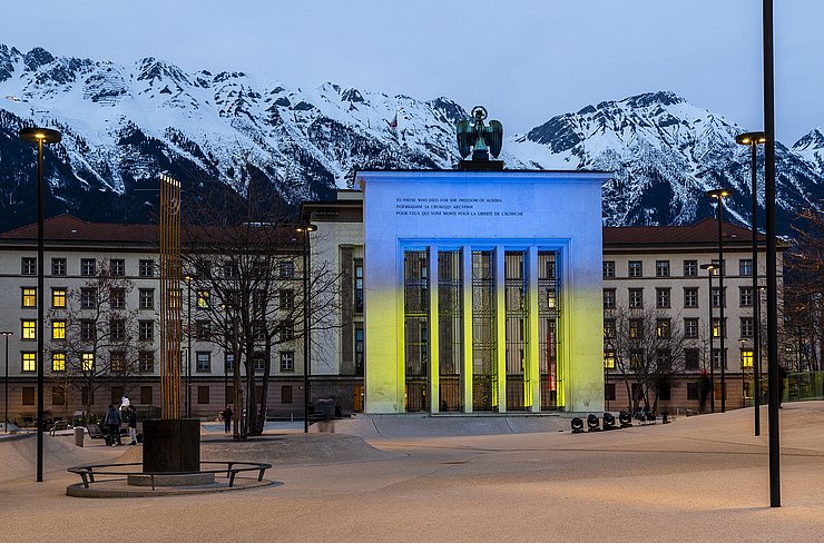 Das beleuchtete Befreiungsdenkmal bei Dämmerung