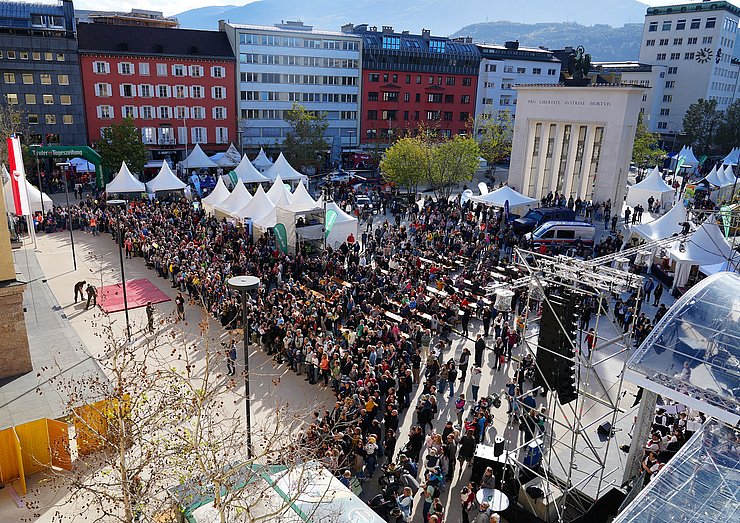 Schönstes Herbstwetter lockte wieder Tausende zum Tag der offenen Tür 2024 ins Landhaus.