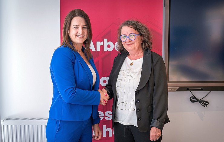 Arbeitslandesrätin Astrid Mair gratuliert Beatrice Juen (Geschäftsführerin amg-tirol) zum 20-jährigen Jubiläum der amg-tirol.