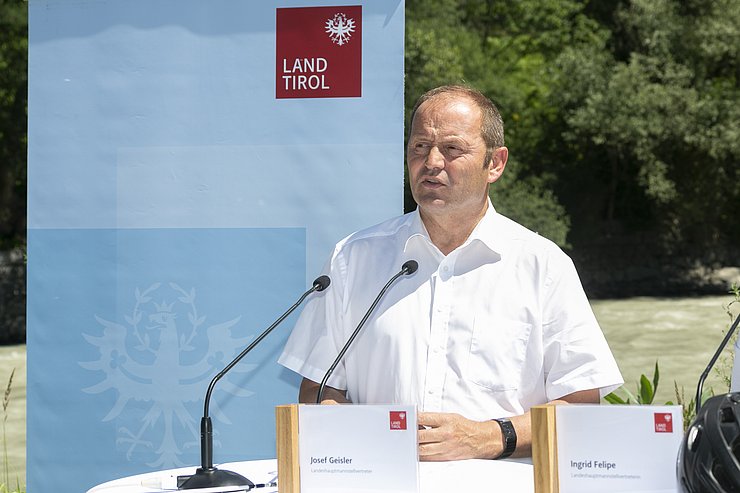 Josef Geisler beim Reden. 