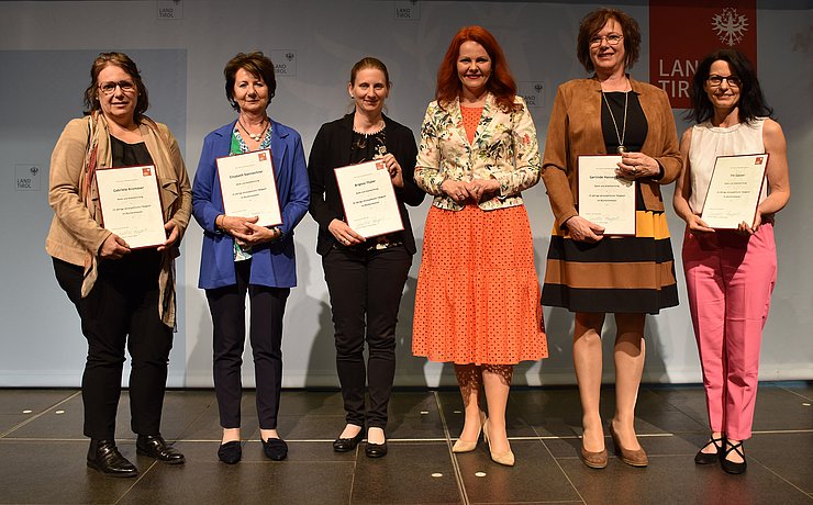 Geehrte aus dem Bezirk Schwaz mit Landesrätin Cornelia Hagele