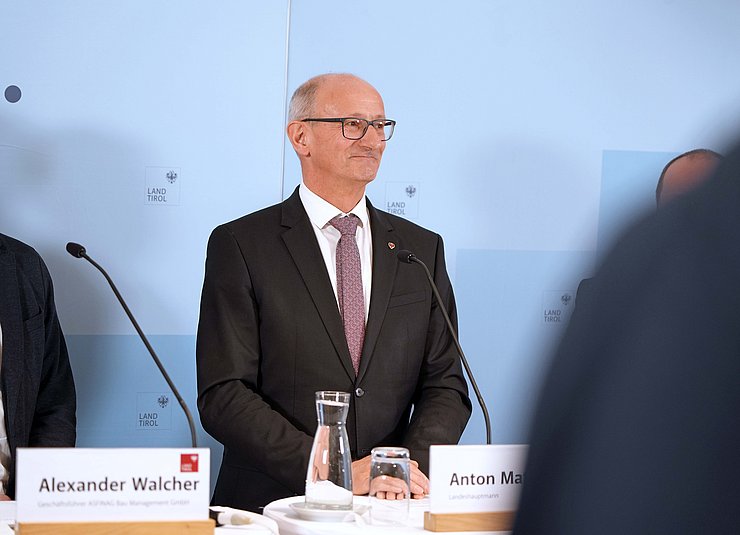 © Land Tirol/Hörmann LH Mattle bei PK sprechend