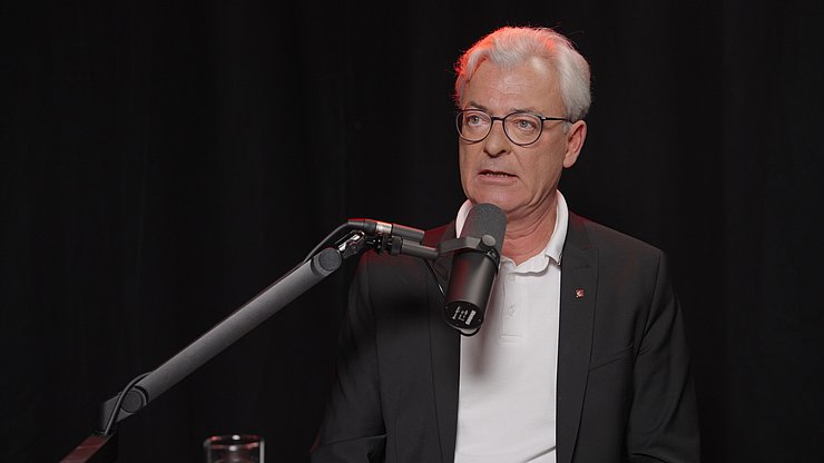 Moderator mit Mikrofon