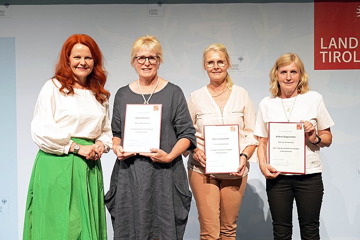 Gruppenbild mit Landesrätin Cornelia Hagele und Geehrten aus dem Bezirk Kufstein.