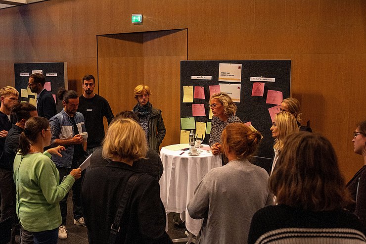 Alle Anwesenden waren eingeladen, ihre Anregungen thematisch gegliedert und von ExpertInnen (im Bild Professorin Kathrin Sevecke) moderiert einzubringen.