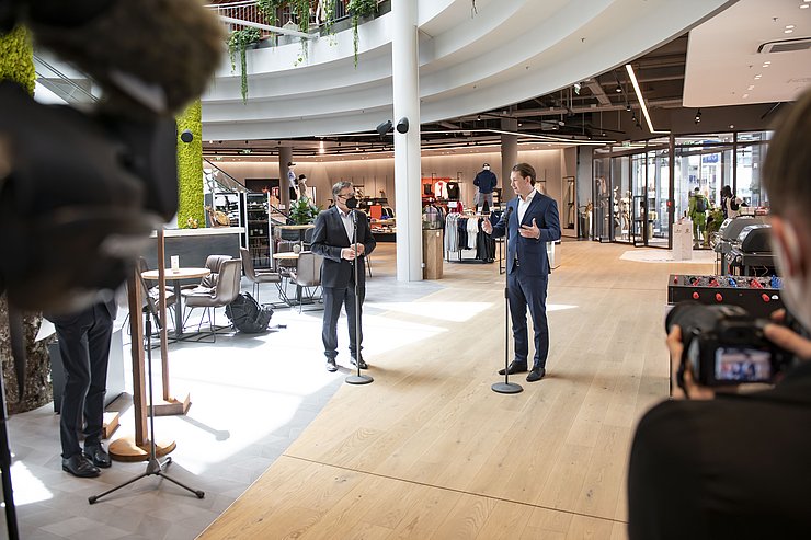 © Land Tirol/G.Berger Die Bedeutung des wirtschaftlichen Aufschwungs betonten BK Sebastian Kurz und LH Günther Platter im Rahmen des Betriebsbesuchs von "Mode von Feucht" und "Sportler" im Osten Innsbrucks.