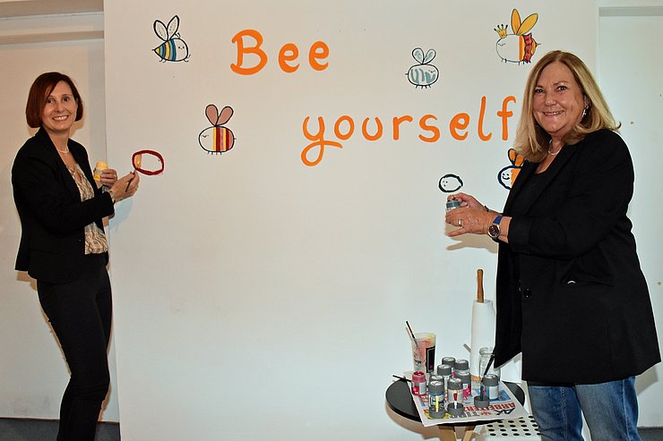 © Land Tirol/Reichkendler In der IWO-WG durften sich Landesrätin Gabriele Fischer und IWO-Geschäftsführerin Gabriela Ebner-Rangger mit einer selbstgemalten Biene verewigen.