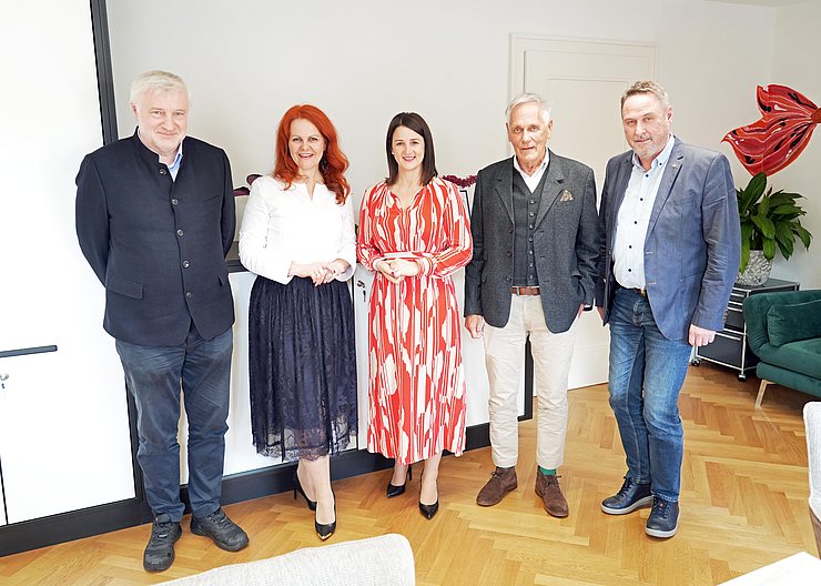© Land Tirol/Neuner Gruppenbild mit den drei Männern und den zwei Frauen.