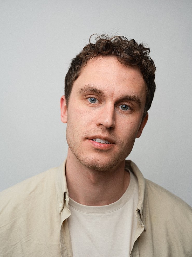 © Bernhard Kapelari Emil Kaschka erhält den Poetry-Slam-Würdigungspreis 2025.