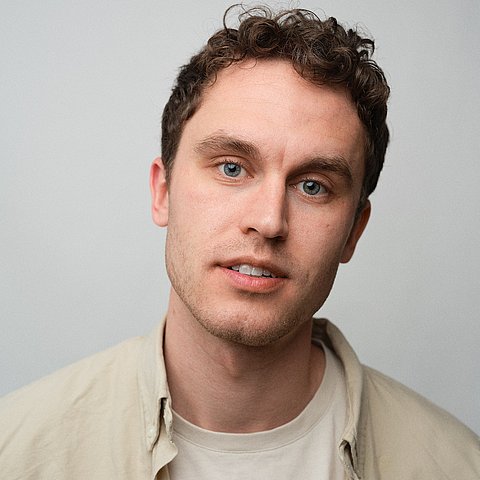 Emil Kaschka erhält den Poetry-Slam-Würdigungspreis 2025.