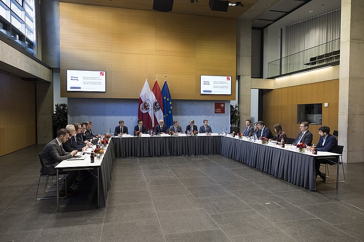 Im Großen Saal im Innsbrucker Landhaus fand heute Vormittag ein Treffen statt, bei dem Verkehrslösungen im Fokus standen.