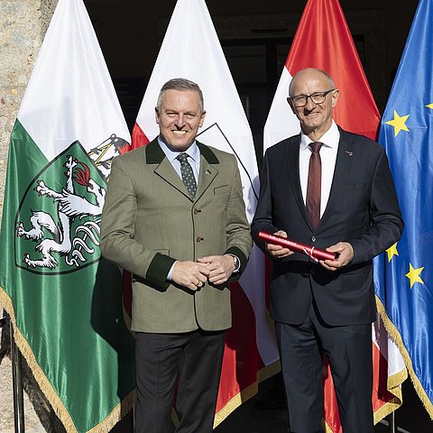 „Staffelübergabe“ des Vorsitzes in der LH-Konferenz von der Steiermark an Tirol: LH Mario Kunasek (links) und LH Anton Mattle (rechts). 