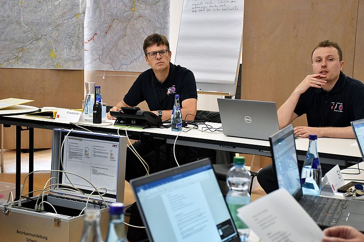 BH Breandl und Hofreiter sitzen an Tisch in Einsatzleitung