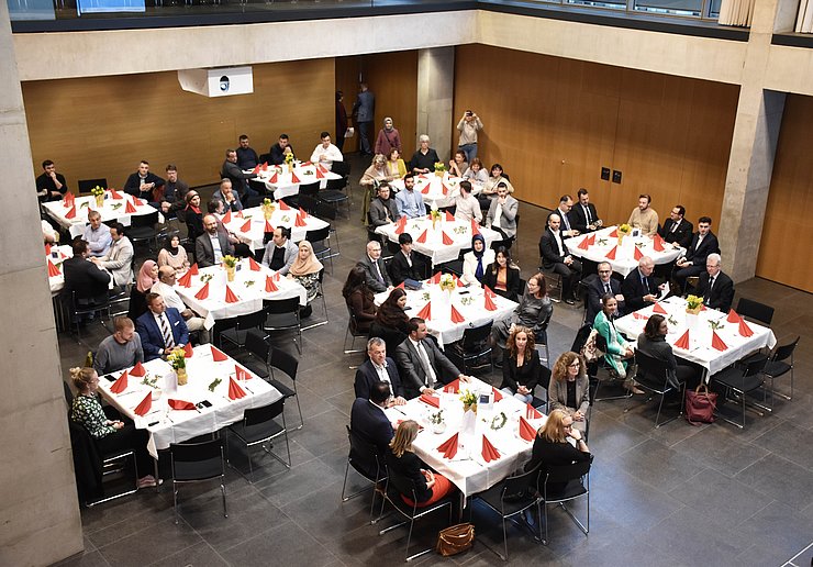 © Land Tirol/Hörmann Überblicksbild von oben auf die Tische der Veranstaltung.