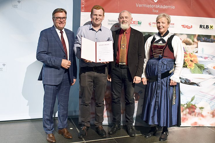 © Land Tirol/Baumegger Gruppenfoto stehend mit Urkunde in der Hand
