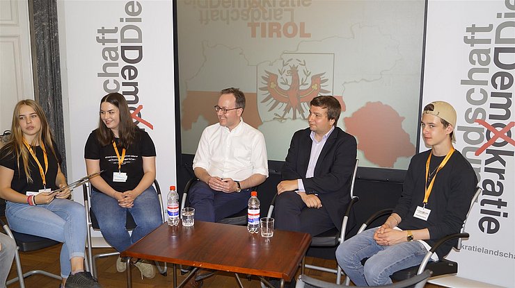 KO Dominik Oberhofer und LA Benedikt Lentsch beim Interview mit SchülerInnen der HAK Innsbruck