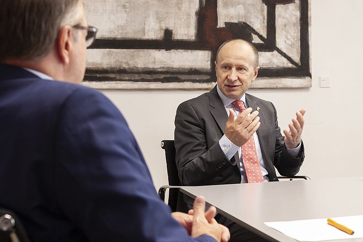 LH Platter und der Botschafter im Gespräch