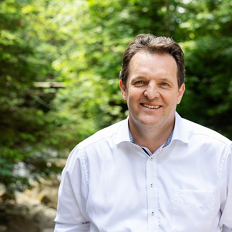 LR Zumtobel vor einem Wildbach in der Natur