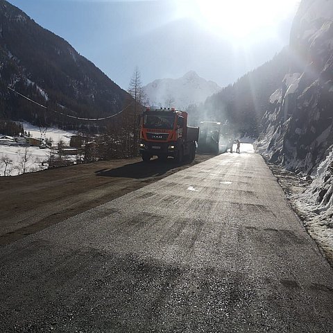 Für die rasche Straßenöffnung wurde ein provisorischer Asphaltbelag aufgetragen. Die Restarbeiten folgen im Frühjahr. 