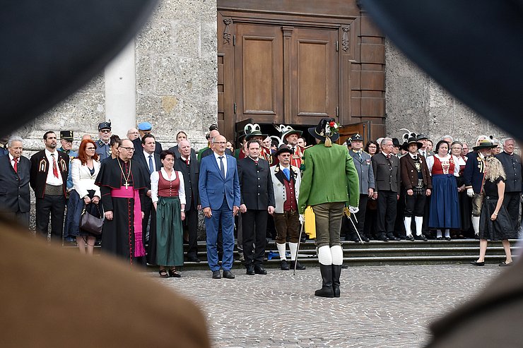 Menschen versammeln sich zur Erneuerung des Herz-Jesu-Gelöbnisses