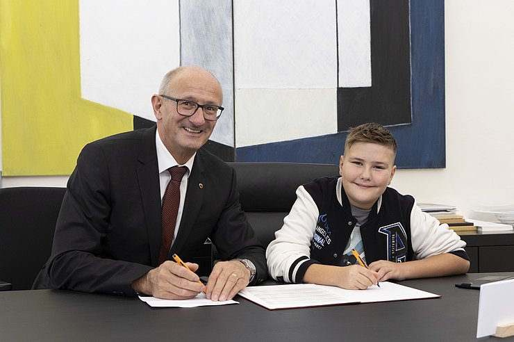 LH Anton Mattle ließ bereits einen zukünftigen Profipolitiker an seinem Schreibtisch Platz nehmen.