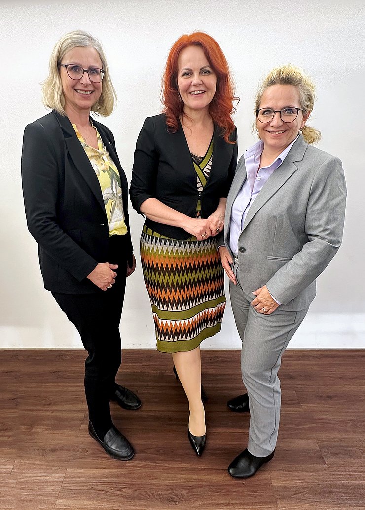 © Land Tirol Drei Damen schauen in die Kamera.