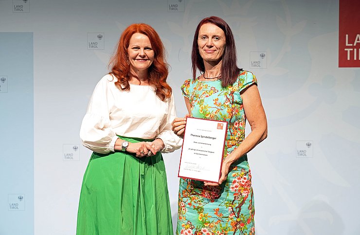 Foto mit Landesrätin Cornelia Hagele und Geehrten aus dem Bezirk Schwaz.
