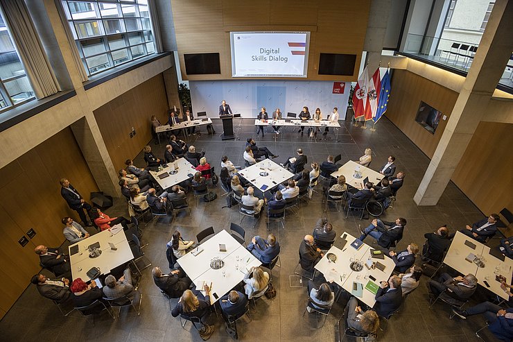 Foto von TeilnehmerInnen des Digital Skills Dialog in Vogelperspektive