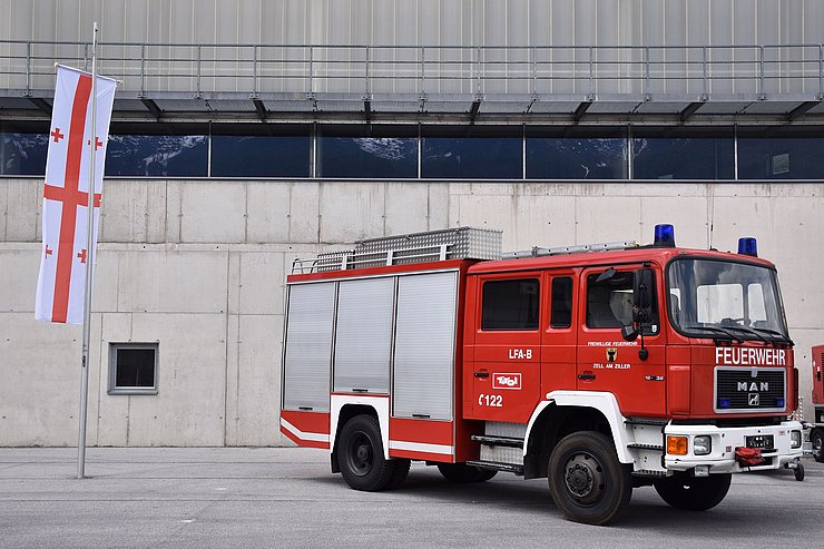 Feuerwehrauto neben Georgien-Flagge