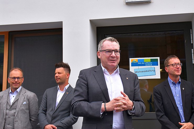 © Land Tirol/Pölzl LR Tratter: „Besonders beeindruckend an den Bauprojekten der LLA Lienz ist die Umsetzung von vier Photovoltaik-Anlagen. Damit werden künftig bis zu 160 Kilowatt an elektrischen Strom erzeugt. Umgerechnet könnten damit bis zu 32 Haushalte mit Strom versorgt werden.“