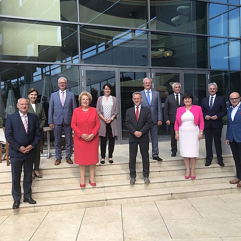 Die PräsidentInnen der österreichischen Landtage sowie von Südtirol trafen sich im burgenländischen Stegersbach zur halbjährlichen Konferenz: (v.li.) Wolfgang Stanek (OÖ), Brigitta Pallauf (Szbg), Reinhart Rohr (Ktn), Verena Dunst (Bgld), Sonja Ledl-Rossmann (Tirol), Ernst Woller (Wien), Harald Sonderegger (Vbg), Josef Noggler (Südtirol), Manuela Khom (Stmk), Karl Wilfing (NÖ) und Bundesratspräsident Robert Seeber.