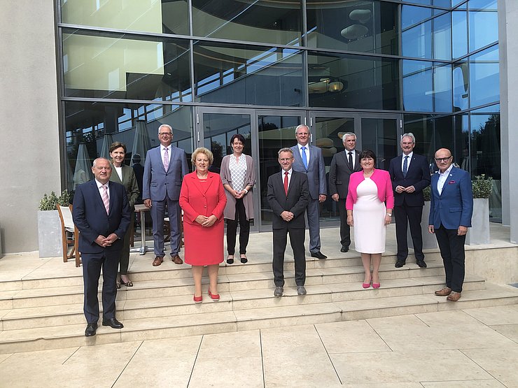 © Burgenländischer Landtag Die PräsidentInnen der österreichischen Landtage sowie von Südtirol trafen sich im burgenländischen Stegersbach zur halbjährlichen Konferenz: (v.li.) Wolfgang Stanek (OÖ), Brigitta Pallauf (Szbg), Reinhart Rohr (Ktn), Verena Dunst (Bgld), Sonja Ledl-Rossmann (Tirol), Ernst Woller (Wien), Harald Sonderegger (Vbg), Josef Noggler (Südtirol), Manuela Khom (Stmk), Karl Wilfing (NÖ) und Bundesratspräsident Robert Seeber.